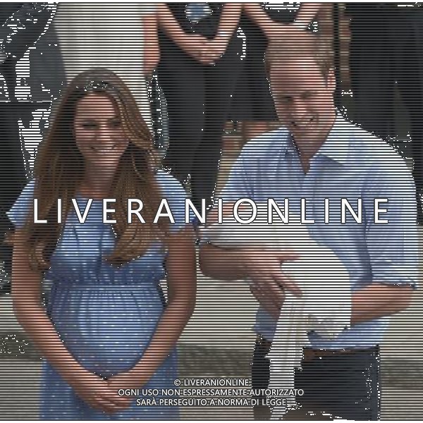 The Duke \' Duches of Cambridge with their baby Prince Cambridge, yet to be named. St Mary\'s Hospital, London, England. 23-7-2013 ©PHOTOHSOT/AGENZIA ALDO LIVERANI SAS - ITALY ONLY - REALI INGLESI: Il principe William e Kate Duchessa di Cambridge con il loro figlio appena nato lasciano l\'ospedale St Mary il 23 luglio 2013 in Londra, Inghilterra.
