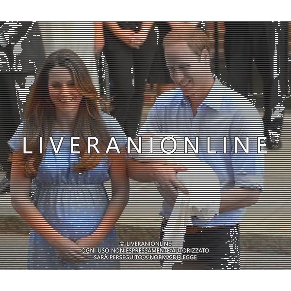 The Duke \' Duches of Cambridge with their baby Prince Cambridge, yet to be named. St Mary\'s Hospital, London, England. 23-7-2013 ©PHOTOHSOT/AGENZIA ALDO LIVERANI SAS - ITALY ONLY - REALI INGLESI: Il principe William e Kate Duchessa di Cambridge con il loro figlio appena nato lasciano l\'ospedale St Mary il 23 luglio 2013 in Londra, Inghilterra.