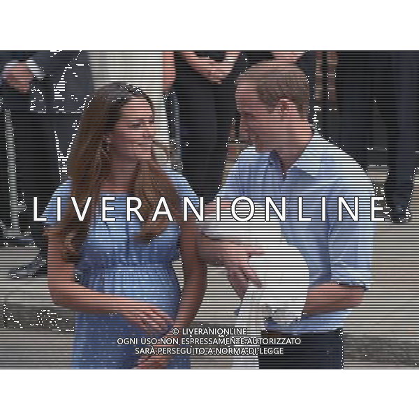The Duke \' Duches of Cambridge with their baby Prince Cambridge, yet to be named. St Mary\'s Hospital, London, England. 23-7-2013 ©PHOTOHSOT/AGENZIA ALDO LIVERANI SAS - ITALY ONLY - REALI INGLESI: Il principe William e Kate Duchessa di Cambridge con il loro figlio appena nato lasciano l\'ospedale St Mary il 23 luglio 2013 in Londra, Inghilterra.