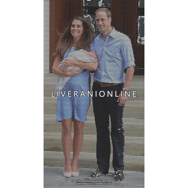 The Duke \' Duches of Cambridge with their baby Prince Cambridge, yet to be named. St Mary\'s Hospital, London, England. 23-7-2013 ©PHOTOHSOT/AGENZIA ALDO LIVERANI SAS - ITALY ONLY - REALI INGLESI: Il principe William e Kate Duchessa di Cambridge con il loro figlio appena nato lasciano l\'ospedale St Mary il 23 luglio 2013 in Londra, Inghilterra.