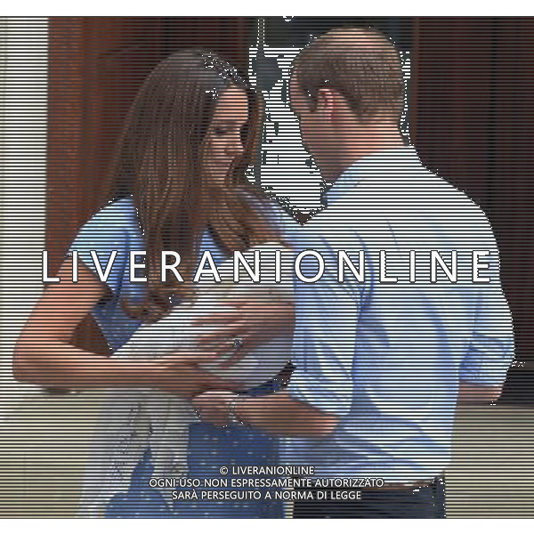The Duke \' Duches of Cambridge with their baby Prince Cambridge, yet to be named. St Mary\'s Hospital, London, England. 23-7-2013 ©PHOTOHSOT/AGENZIA ALDO LIVERANI SAS - ITALY ONLY - REALI INGLESI: Il principe William e Kate Duchessa di Cambridge con il loro figlio appena nato lasciano l\'ospedale St Mary il 23 luglio 2013 in Londra, Inghilterra.