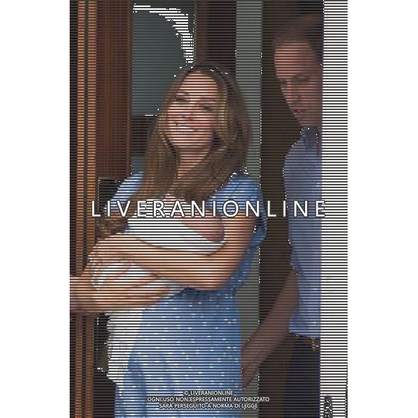 KATE WILLIAM AND THE BABY seen emerging from the entrance to the Lindo Wing at St. ary\'s Hospital, Paddington. Kate is proud to show off her after baby bump. ©PHOTOHSOT/AGENZIA ALDO LIVERANI SAS - ITALY ONLY - REALI INGLESI: Il principe William e Kate Duchessa di Cambridge con il loro figlio appena nato lasciano l\'ospedale St Mary il 23 luglio 2013 in Londra, Inghilterra.