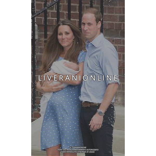 KATE WILLIAM AND THE BABY seen emerging from the entrance to the Lindo Wing at St. ary\'s Hospital, Paddington. Kate is proud to show off her after baby bump. ©PHOTOHSOT/AGENZIA ALDO LIVERANI SAS - ITALY ONLY - REALI INGLESI: Il principe William e Kate Duchessa di Cambridge con il loro figlio appena nato lasciano l\'ospedale St Mary il 23 luglio 2013 in Londra, Inghilterra.