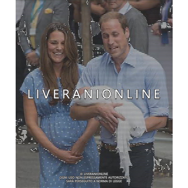 KATE WILLIAM AND THE BABY seen emerging from the entrance to the Lindo Wing at St. ary\'s Hospital, Paddington. Kate is proud to show off her after baby bump. ©PHOTOHSOT/AGENZIA ALDO LIVERANI SAS - ITALY ONLY - REALI INGLESI: Il principe William e Kate Duchessa di Cambridge con il loro figlio appena nato lasciano l\'ospedale St Mary il 23 luglio 2013 in Londra, Inghilterra.