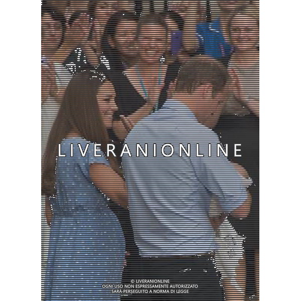 Kate and William seen waving to a crowd of wellwishers. Kate is proud to show off her after baby bump ©PHOTOHSOT/AGENZIA ALDO LIVERANI SAS - ITALY ONLY - REALI INGLESI: Il principe William e Kate Duchessa di Cambridge con il loro figlio appena nato lasciano l\'ospedale St Mary il 23 luglio 2013 in Londra, Inghilterra.