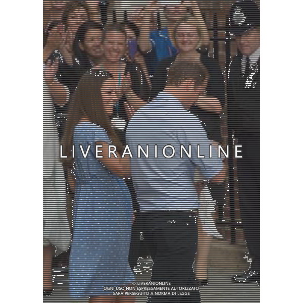 Kate and William seen waving to a crowd of wellwishers. Kate is proud to show off her after baby bump ©PHOTOHSOT/AGENZIA ALDO LIVERANI SAS - ITALY ONLY - REALI INGLESI: Il principe William e Kate Duchessa di Cambridge con il loro figlio appena nato lasciano l\'ospedale St Mary il 23 luglio 2013 in Londra, Inghilterra.