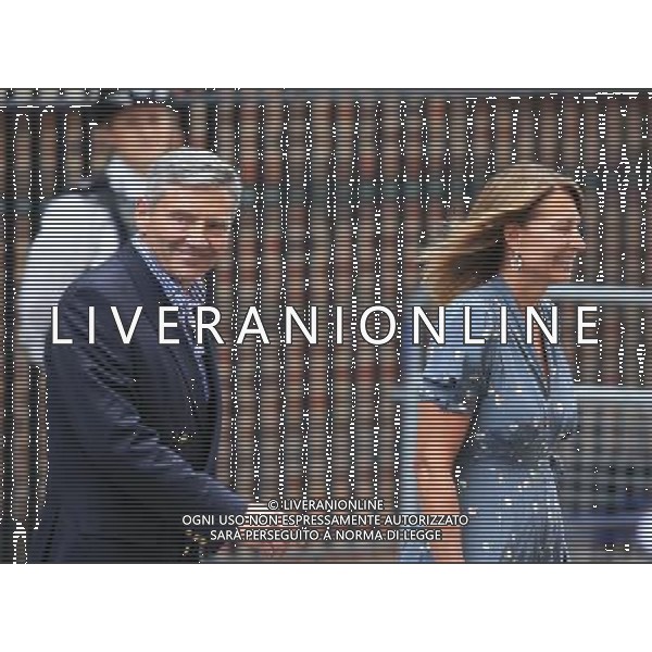 (130723) -- LONDON, July 23, 2013 () -- Michael middleton and his wife Carole, parents of Catherine, Duchess of Cambridge, arrive at the Lindo Wing of St Mary\'s Hospital, in central London, July 23, 2013. Britain\'s Duchess of Cambridge Kate gave birth to a boy Monday afternoon. (/Yin Gang) ©PHOTOSHOT/AGENZIA ALDO LIVERANI SAS - ITALY ONLY - Carole e Michael Middleton genitori di Kate all\'ospedale St Mary per visitare e il nipote appena nato Londra 23 luglio 2013
