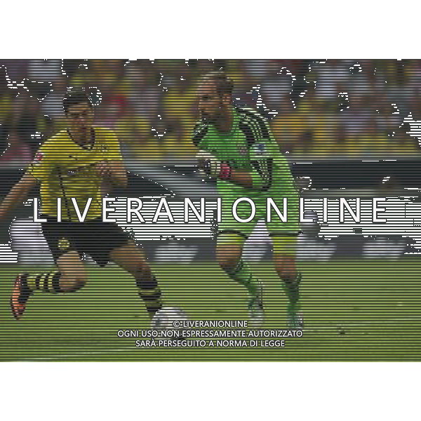 firo : Fu§ball,Fussball, 27.07.2013 1.BL, 1.Bundesliga, Saison 2013/2014 DFL SUPERCUP 2013, BVB, Borussia Dortmund - FC Bayern MŸnchen 4:2 Torwart Tom STARKE, Bayern, Sprint gegen LEWANDOWSKI $worldrightsEs gelten unsere AGB, einsehbar auf www.firosportphoto.de, copyright by firo sportphoto: Coesfelder Str. 207 D-48249 DŸlmen www.firosportphoto.de mail@firosportphoto.de (V o l k s b a n k B o c h u m - W i t t e n ) BLZ.: 430 601 29 Kt. Nr.: 341 117 100 Tel:Ê +49-2594-9916004 Fax:Ê+49-2594-9916005 AG ALDO LIVERANI SAS ONLY ITALY