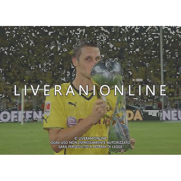 firo : Fu§ball,Fussball, 27.07.2013 1.BL, 1.Bundesliga, Saison 2013/2014 DFL SUPERCUP 2013, BVB, Borussia Dortmund - FC Bayern MŸnchen 4:2 Sebastian KEHL mit Supercup, kŸsst Pokal $worldrightsEs gelten unsere AGB, einsehbar auf www.firosportphoto.de, copyright by firo sportphoto: Coesfelder Str. 207 D-48249 DŸlmen www.firosportphoto.de mail@firosportphoto.de (V o l k s b a n k B o c h u m - W i t t e n ) BLZ.: 430 601 29 Kt. Nr.: 341 117 100 Tel:Ê +49-2594-9916004 Fax:Ê+49-2594-9916005 AG ALDO LIVERANI SAS ONLY ITALY