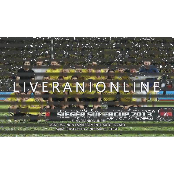 firo : Fu§ball,Fussball, 27.07.2013 1.BL, 1.Bundesliga, Saison 2013/2014 DFL SUPERCUP 2013, BVB, Borussia Dortmund - FC Bayern MŸnchen 4:2 Siegerehrung, Team, Mannschaft Dortmund mit Supercup, TrophŠe $worldrightsEs gelten unsere AGB, einsehbar auf www.firosportphoto.de, copyright by firo sportphoto: Coesfelder Str. 207 D-48249 DŸlmen www.firosportphoto.de mail@firosportphoto.de (V o l k s b a n k B o c h u m - W i t t e n ) BLZ.: 430 601 29 Kt. Nr.: 341 117 100 Tel:Ê +49-2594-9916004 Fax:Ê+49-2594-9916005 AG ALDO LIVERANI SAS ONLY ITALY