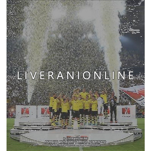 firo : Fu§ball,Fussball, 27.07.2013 1.BL, 1.Bundesliga, Saison 2013/2014 DFL SUPERCUP 2013, BVB, Borussia Dortmund - FC Bayern MŸnchen 4:2 Siegerehrung, Team, Mannschaft Dortmund mit Supercup, TrophŠe, KapitŠn KEHL mit Supercup $worldrightsEs gelten unsere AGB, einsehbar auf www.firosportphoto.de, copyright by firo sportphoto: Coesfelder Str. 207 D-48249 DŸlmen www.firosportphoto.de mail@firosportphoto.de (V o l k s b a n k B o c h u m - W i t t e n ) BLZ.: 430 601 29 Kt. Nr.: 341 117 100 Tel:Ê +49-2594-9916004 Fax:Ê+49-2594-9916005 AG ALDO LIVERANI SAS ONLY ITALY
