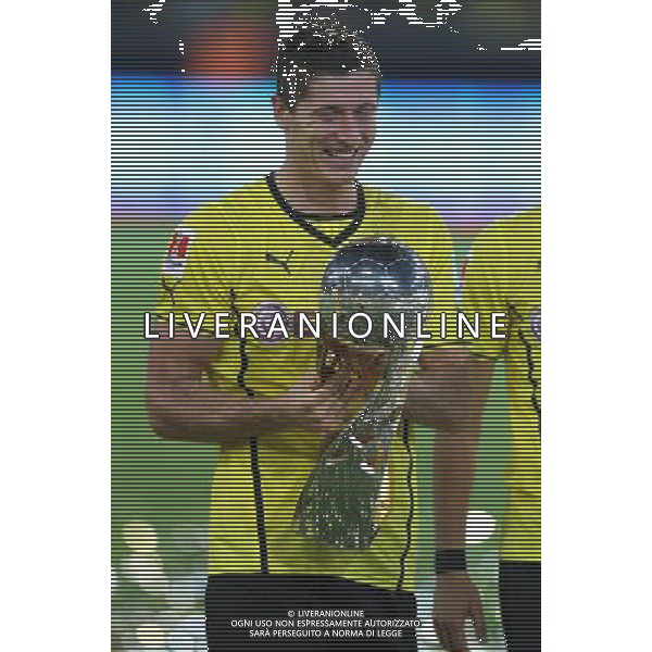 firo FuÃŸball,Fussball, 27.07.2013 1.Bundesliga, Saison 2013/2014 Supercup Finale BVB Borussia Dortmund - FC Bayern MÃ¼nchen 4:2 Supercup Gewinner 2013 BVB Siegerehrung Robert Lewandowski $worldrightsEs gelten unsere AGB, einsehbar auf www.firosportphoto.de copyright by firo sportphoto: Coesfelder Str.207 48249 DÃ¼lmen www.firosportphoto.de mail@firosportphoto.de (V o l k s b a n k B o c h u m - W i t t e n ) BLZ.: 430 601 29 Kt. Nr.: 341 117 100 Tel:Â  02594 - 9916004 Fax:Â 02594 - 9916005 AG ALDO LIVERANI SAS ONLY ITALY
