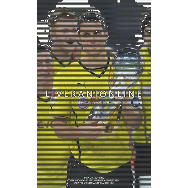 firo, Fu§ball, Fussball, 1. Bundesliga, 1. BL, DFL Supercup 2013, Saison 2013/2014, 27.07.2013, BVB, Borussia Dortmund - FC Bayern MŸnchen, Muenchen 4:2 Jubel, Freude nach dem Spiel, Spielende, Sieg, Sebastian Kehl, BVB mit Supercup TrophŠe, Pokal, CUP, in der Hand $worldrightsEs gelten unsere AGB, einsehbar auf www.firosportphoto.de copyright by firo sportphoto: Coesfelder Stra§e 207Ê 48249 D † L M E N (Duelmen) www.firosportphoto.de mail@firosportphoto.de (V o l k s b a n k B o c h u m - W i t t e n ) BLZ.: 430 601 29 Kt. Nr.: 341 117 100 Tel:Ê 02594-9916004 Fax:Ê 02594-9916005 AG ALDO LIVERANI SAS ONLY ITALY