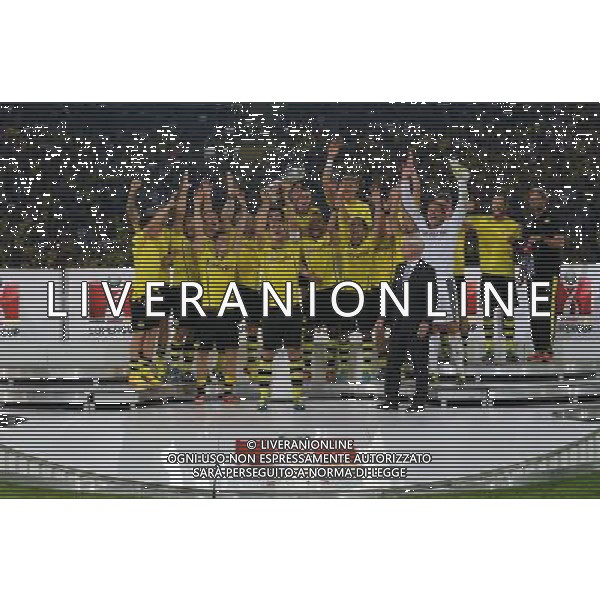 firo : Fu§ball,Fussball, 27.07.2013 1.BL, 1.Bundesliga, Saison 2013/2014 DFL SUPERCUP 2013, BVB, Borussia Dortmund - FC Bayern MŸnchen 4:2 Siegerehrung, BVB PrŠsident RAUBALL Ÿberreicht KapitŠn KEHL den Supercup, TrophŠe $worldrightsEs gelten unsere AGB, einsehbar auf www.firosportphoto.de, copyright by firo sportphoto: Coesfelder Str. 207 D-48249 DŸlmen www.firosportphoto.de mail@firosportphoto.de (V o l k s b a n k B o c h u m - W i t t e n ) BLZ.: 430 601 29 Kt. Nr.: 341 117 100 Tel:Ê +49-2594-9916004 Fax:Ê+49-2594-9916005 AG ALDO LIVERANI SAS ONLY ITALY
