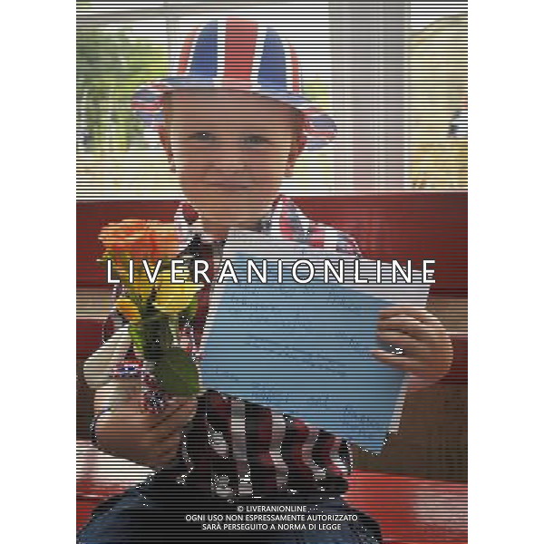 Oliver Horne, 4, waits for the arrival of the Prince of Wales at Kemble train station in Gloucestershire. Charles met members of the public and station staff before viewing the restored garden. ©photoshot/AGENZIA ALDO LIVERANI SAS - ITALY ONLY - REALI INGLESI: Il Principe Carlo d\'inghilterra in visita alla Stazione ferroviaria di Kemble nel Gloucestershire