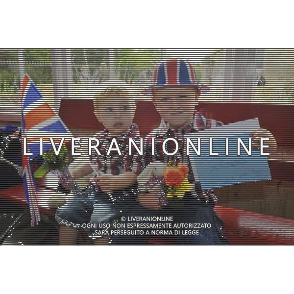 Oliver Horne, 4, with brother Daniel Horne, 22-months, wait for the arrival of the Prince of Wales to Kemble train station in Gloucestershire. Charles met members of the public and station staff before viewing the restored garden. ©photoshot/AGENZIA ALDO LIVERANI SAS - ITALY ONLY - REALI INGLESI: Il Principe Carlo d\'inghilterra in visita alla Stazione ferroviaria di Kemble nel Gloucestershire