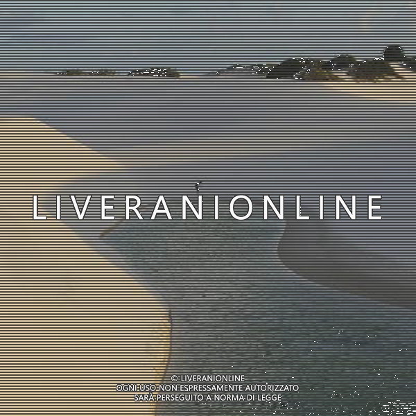(130730) -- BARREIRINHAS, July 30, 2013 () -- A tourist visits Lencois Maranhenses National Park located in northeast Brazil\'s Maranhao state, July 28, 2013. At the end of rain season every year, crystal clear lagoons form in the desert here.(/Weng Xinyang)(bxq) ©photoshot/AGENZIA ALDO LIVERANI SAS - ITALY ONLY - Alla fine della stagione delle piogge, lagune cristalline si formano nel deserto del Lencois Maranhenses National Park situato nel nord-est del Brasile nello Stato Maranhao 28 luglio 2013.