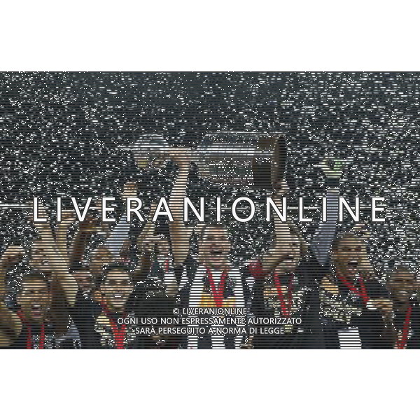 (130725) -- BELO HORIZONTE, July 25, 2013 () -- Players of Brazil\'s Atletico Mineiro, celebrate with the trophy of Libertadores Cup during the finals awarding ceremony against Paraguay\'s Olimpia held at Mineirao Stadium in Belo Horizonte of Minas Gerais State, Brazil, on July 24, 2013. Atletico Mineiro won the match and claim the title. (/Agencia Estado) (rh) (ah) ***BRAZIL OUT*** ©photoshot/AGENZIA ALDO LIVERANI SAS - ITALY ONLY - Atletico Mineiro VS OLIMPIA partita finale Coppa Libertadores presso Stadio Mineirao, a Belo Horizonte, Minas Gerais, Brasile, il 24 luglio 2013. Atletico Mineiro vincitore del trofeo