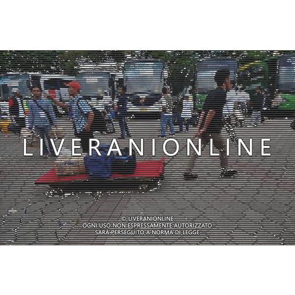(130802) -- JAKARTA, Aug. 2, 2013 () -- A passenger carries his belongings to board free-of-charge buses provided by a national bank to their hometowns in Jakarta, capital of Indonesia, on Aug. 2, 2013. Each year Indonesia\'s traffic reaches its peak during the travel period as millions of people travel to their hometowns by plane, ship, car or motorbike to celebrate the Eid al-Fitr festival. To reduce the massive deaths from the motorists, Indonesian government has set up cooperation with private companies to provide free-of-charge buses for low-income families and train to separately transport their motorbikes to destination cities. (/Agung Kuncahya B.) (lr) ©photoshot/AGENZIA ALDO LIVERANI SAS - ITALY ONLY - Passeggeri con i bagagli aspettano di salire a bordo di autobus gratuiti per le famiglie a basso reddito a Jakarta, capitale dell\'Indonesia, il 2 agosto 2013.