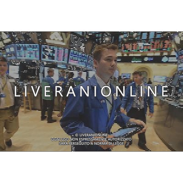 (130801) -- NEW YORK, Aug. 1, 2013 () -- A trader works at the New York Stock Exchage in New York, Aug. 1, 2013. U.S. stocks soared on Thursday, with the S\'P 500 crossing the landmark level of 1,700 points for the first time, boosted by a batch of upbeat economic data and Federal Reserve reassurance after a two-day policy meeting. The S\'P 500 ended at near session high, leaping 21.14 points, or 1.25 percent, to 1,706.87 points. The blue-chip Dow Jones Industrial Average also set a record high, surging 128.48 points, or 0.83 percent, to 15,628.02 points. The tech-heavy Nasdaq Composite Index jumped 49.37 points, or 1.36 percent, to a fresh 13-year high of 3,675.74 points. (/Wang Lei) ©photoshot/AGENZIA ALDO LIVERANI SAS - ITALY ONLY - Operatori e agenti della Borsa di New York, negli Stati Uniti
