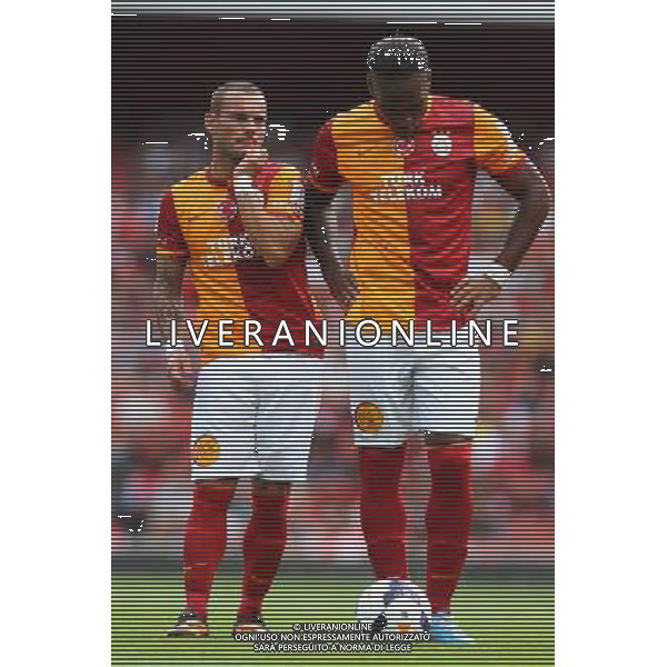 WESLEY SNEIJDER, DIDIER DROGBA TAKING FREEKICK GALATASARAY V FC PORTO GALATASARAY V FC PORTO EMIRATES CUP 2013 EMIRATES STADIUM, LONDON, , UK 03 August 2013 GAR69597 WARNING! This Photograph May Only Be Used For Newspaper And/Or Magazine Editorial Purposes. May Not Be Used For Publications Involving 1 player, 1 Club Or 1 Competition Without Written Authorisation From Football DataCo Ltd. For Any Queries, Please Contact Football DataCo Ltd on +44 (0) 207 864 9121 AG ALDO LIVERANI SAS ONLY ITALY
