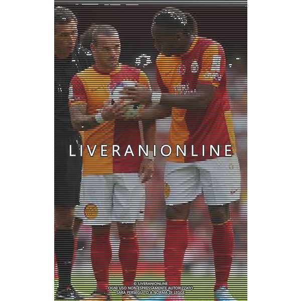 WESLEY SNEIJDER, DIDIER DROGBA TAKING FREEKICK GALATASARAY V FC PORTO GALATASARAY V FC PORTO EMIRATES CUP 2013 EMIRATES STADIUM, LONDON, , UK 03 August 2013 GAR69595 WARNING! This Photograph May Only Be Used For Newspaper And/Or Magazine Editorial Purposes. May Not Be Used For Publications Involving 1 player, 1 Club Or 1 Competition Without Written Authorisation From Football DataCo Ltd. For Any Queries, Please Contact Football DataCo Ltd on +44 (0) 207 864 9121 AG ALDO LIVERANI SAS ONLY ITALY