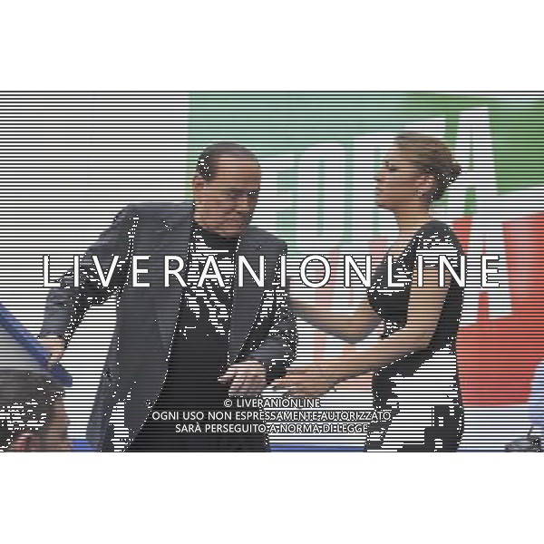 ROMA 06/08/2013 MANIFESTAZIONE DEL POPOLO DELLA LIBERTA A FAVORE DI SILVIO BERLUSCONI DOPO LA SENTENZA DELLA CASSAZIONE PER I DIRITTI MEDIASET NELLA FOTO SILVIO BERLUSCONI CON FRANCESCA PASCALE FOTO FABRIZIO CORRADETTI-AG ALDO LIVERANI SAS