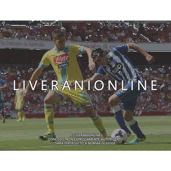 FC Porto\'s Hector Herrera and Napoli\'s Federico Fernandez (Photo by Kieran Galvin/CameraSport) Football - The Emirates Cup - Napoli v FC Porto - Sunday 4th August 2013 - The Emirates Stadium - London Œ© CameraSport - 43 Linden Ave. Countesthorpe. Leicester. England. LE8 5PG - Tel: +44 (0) 116 277 4147 - admin@camerasport.com - www.camerasport.com AG ALDO LIVERANI SAS ONLY ITALY
