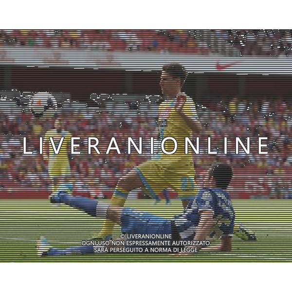 FC Porto\'s Hector Herrera and Napoli\'s Federico Fernandez (Photo by Kieran Galvin/CameraSport) Football - The Emirates Cup - Napoli v FC Porto - Sunday 4th August 2013 - The Emirates Stadium - London Œ© CameraSport - 43 Linden Ave. Countesthorpe. Leicester. England. LE8 5PG - Tel: +44 (0) 116 277 4147 - admin@camerasport.com - www.camerasport.com AG ALDO LIVERANI SAS ONLY ITALY