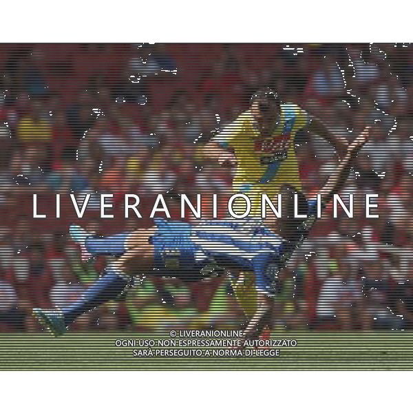 Napoli\'s Goran Pandev and FC Porto\'s Nicolas Otamendi (Photo by Kieran Galvin/CameraSport) Football - The Emirates Cup - Napoli v FC Porto - Sunday 4th August 2013 - The Emirates Stadium - London Œ© CameraSport - 43 Linden Ave. Countesthorpe. Leicester. England. LE8 5PG - Tel: +44 (0) 116 277 4147 - admin@camerasport.com - www.camerasport.com AG ALDO LIVERANI SAS ONLY ITALY