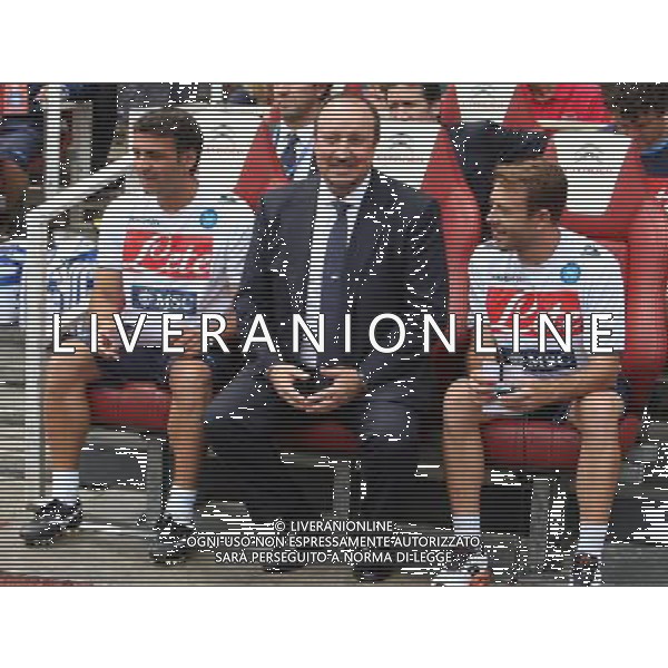 Napoli\'s Manager Rafa Benitez before kick off (Photo by Kieran Galvin/CameraSport) Football - The Emirates Cup - Napoli v FC Porto - Sunday 4th August 2013 - The Emirates Stadium - London å© CameraSport - 43 Linden Ave. Countesthorpe. Leicester. England. LE8 5PG - Tel: +44 (0) 116 277 4147 - admin@camerasport.com - www.camerasport.com AG ALDO LIVERANI SAS ONLY ITALY