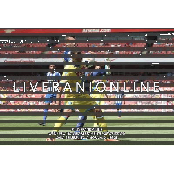 Napoli\'s Goran Pandev holds of FC Porto\'s Nicolas Otamendi (Photo by Kieran Galvin/CameraSport) Football - The Emirates Cup - Napoli v FC Porto - Sunday 4th August 2013 - The Emirates Stadium - London å© CameraSport - 43 Linden Ave. Countesthorpe. Leicester. England. LE8 5PG - Tel: +44 (0) 116 277 4147 - admin@camerasport.com - www.camerasport.com AG ALDO LIVERANI SAS ONLY ITALY