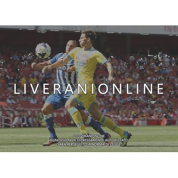 Napoli\'s Federico Fernandez takes on FC Porto\'s Nabil Ghilas (Photo by Kieran Galvin/CameraSport) Football - The Emirates Cup - Napoli v FC Porto - Sunday 4th August 2013 - The Emirates Stadium - London å© CameraSport - 43 Linden Ave. Countesthorpe. Leicester. England. LE8 5PG - Tel: +44 (0) 116 277 4147 - admin@camerasport.com - www.camerasport.com AG ALDO LIVERANI SAS ONLY ITALY