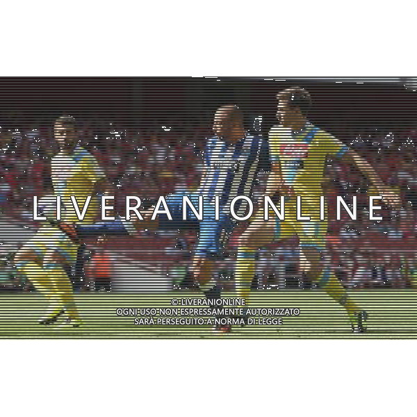 Napoli\'s Federico Fernandez takes on FC Porto\'s Nabil Ghilas (Photo by Kieran Galvin/CameraSport) Football - The Emirates Cup - Napoli v FC Porto - Sunday 4th August 2013 - The Emirates Stadium - London å© CameraSport - 43 Linden Ave. Countesthorpe. Leicester. England. LE8 5PG - Tel: +44 (0) 116 277 4147 - admin@camerasport.com - www.camerasport.com AG ALDO LIVERANI SAS ONLY ITALY