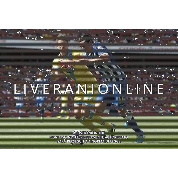 FC Porto\'s Hector Herrera takes on Napoli\'s Federico Fernandez (Photo by Kieran Galvin/CameraSport) Football - The Emirates Cup - Napoli v FC Porto - Sunday 4th August 2013 - The Emirates Stadium - London å© CameraSport - 43 Linden Ave. Countesthorpe. Leicester. England. LE8 5PG - Tel: +44 (0) 116 277 4147 - admin@camerasport.com - www.camerasport.com AG ALDO LIVERANI SAS ONLY ITALY