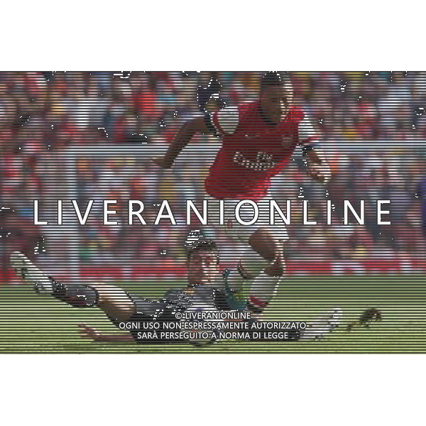 Arsenal\'s Alex Oxlade-Chamberlain beats Galatasaray\'s Albert Riera (Photo by Kieran Galvin/CameraSport) Football - The Emirates Cup - Arsenal v Galatasaray - Sunday 4th August 2013 - The Emirates Stadium - London å© CameraSport - 43 Linden Ave. Countesthorpe. Leicester. England. LE8 5PG - Tel: +44 (0) 116 277 4147 - admin@camerasport.com - www.camerasport.com AG ALDO LIVERANI SAS ONLY ITALY