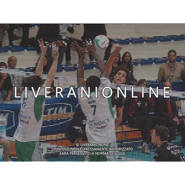 roseto degli abruzzi 12/10/2004 finale supercoppa italiana tim di Volley maschile Sisley treviso - bre banca lannutti cuneo nella foto una schiacciata di alessandro fei murata da giba e alessandro farina foto chiodi cristiano/agenzia aldo liverani