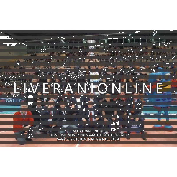 roseto degli abruzzi 12/10/2004 finale supercoppa italiana tim di Volley maschile Sisley treviso - Cuneo nella foto la premiazione della sisley vincitrice della coppa foto chiodi cristiano/agenzia aldo liverani