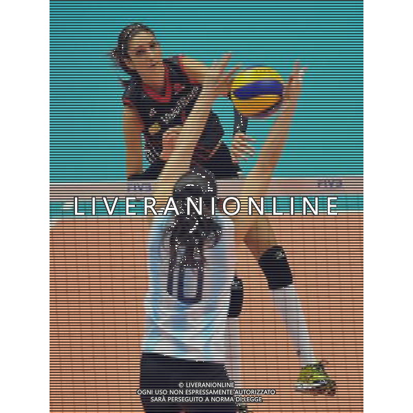(130809) -- HONG KONG, Aug. 9, 2013 () -- Polen Uslupehlivan(back) of Turkey spikes the ball during a match against Argentina at FIVB Volleyball World Grand Prix HK 2013 in south China\'s Hong Kong, Aug. 9, 2013. Turkey won 3-1. (/Lo Ping Fai)(xzj) ©photoshot/AGENZIA ALDO LIVERANI SAS - ITALY ONLY - Pallavolo FIVB World Grand Prix Volley 2013 a Hong Kong, Cina 9 agosto 2013