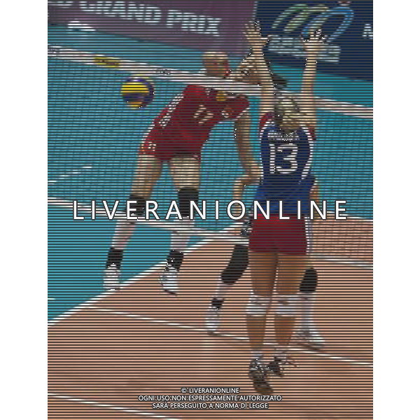 (130809) -- HONG KONG, Aug. 9, 2013 () -- Xu Yunli (L) of China spikes a ball during a match against Czech at FIVB Volleyball World Grand Prix HK 2013 in south China\'s Hong Kong, Aug. 9, 2013. China won 3-0. (/Lo Ping Fai)(xzj) ©photoshot/AGENZIA ALDO LIVERANI SAS - ITALY ONLY - Pallavolo FIVB World Grand Prix Volley 2013 a Hong Kong, Cina 9 agosto 2013