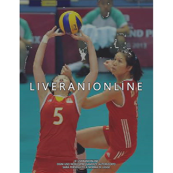 (130809) -- HONG KONG, Aug. 9, 2013 () -- Shen Jingsi (front) of China passes a ball during a match against Czech at FIVB Volleyball World Grand Prix HK 2013 in south China\'s Hong Kong, Aug. 9, 2013. China won 3-0. (/Lo Ping Fai)(xzj) ©photoshot/AGENZIA ALDO LIVERANI SAS - ITALY ONLY - Pallavolo FIVB World Grand Prix Volley 2013 a Hong Kong, Cina 9 agosto 2013