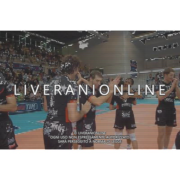 roseto degli abruzzi 12/10/2004 finale supercoppa italiana tim di Volley maschile Sisley treviso - Cuneo nella foto esultanza e festeggiamenti per la premiazione della sisley vincitrice della coppa foto chiodi cristiano/agenzia aldo liverani
