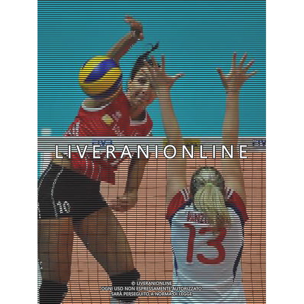 (130810) -- HONG KONG, Aug. 10, 2013 () -- Turkey\'s Gozde Sonsirma (L) smashes the ball during a match against the Czech Republic at FIVB Volleyball World Grand Prix HK 2013 in Hong Kong, south China, Aug. 10, 2013. Turkey won the match 3-0. (/Lo Ping Fai) ©photoshot/AGENZIA ALDO LIVERANI SAS - ITALY ONLY - Pallavolo FIVB World Grand Prix Volley 2013 a Hong Kong, Cina agosto 2013
