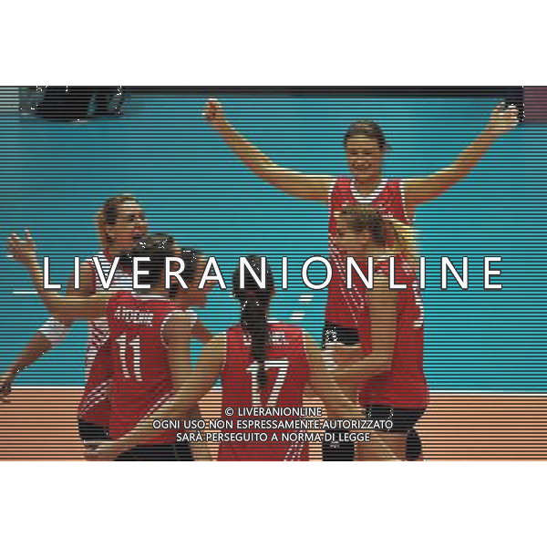 (130810) -- HONG KONG, Aug. 10, 2013 () -- Turkey\'s players celebrate during a match against the Czech Republic at FIVB Volleyball World Grand Prix HK 2013 in Hong Kong, south China, Aug. 10, 2013. Turkey won the match 3-0. (/Lo Ping Fai) ©photoshot/AGENZIA ALDO LIVERANI SAS - ITALY ONLY - Pallavolo FIVB World Grand Prix Volley 2013 a Hong Kong, Cina agosto 2013