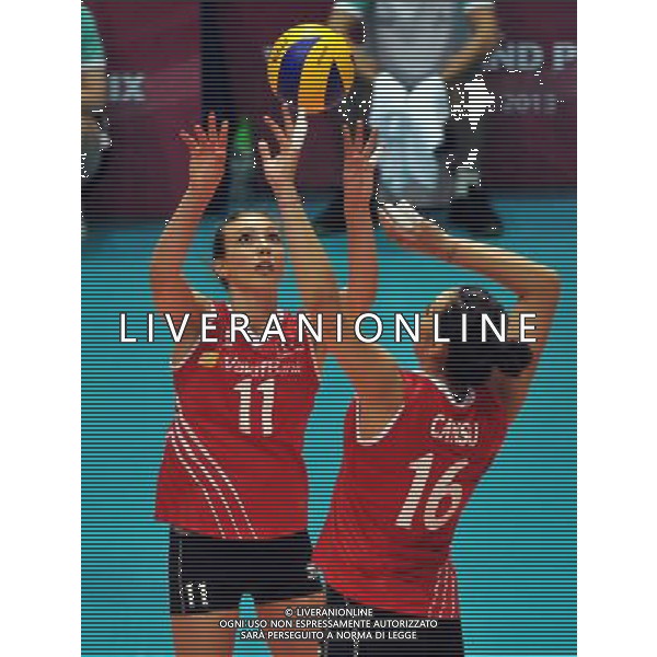 (130810) -- HONG KONG, Aug. 10, 2013 () -- Turkey\'s Naz Aydemir (L) passes the ball during a match against the Czech Republic at FIVB Volleyball World Grand Prix HK 2013 in Hong Kong, south China, Aug. 10, 2013. Turkey won the match 3-0. (/Lo Ping Fai) ©photoshot/AGENZIA ALDO LIVERANI SAS - ITALY ONLY - Pallavolo FIVB World Grand Prix Volley 2013 a Hong Kong, Cina agosto 2013