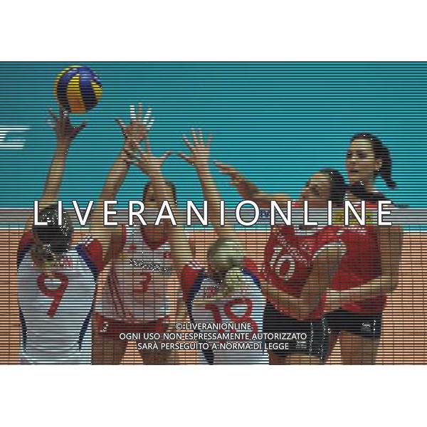 (130810) -- HONG KONG, Aug. 10, 2013 () -- Turkey\'s Gozde Sonsirma (2nd, R) smashes the ball during a match against the Czech Republic at FIVB Volleyball World Grand Prix HK 2013 in Hong Kong, south China, Aug. 10, 2013. Turkey won the match 3-0. (/Lo Ping Fai) ©photoshot/AGENZIA ALDO LIVERANI SAS - ITALY ONLY - Pallavolo FIVB World Grand Prix Volley 2013 a Hong Kong, Cina agosto 2013