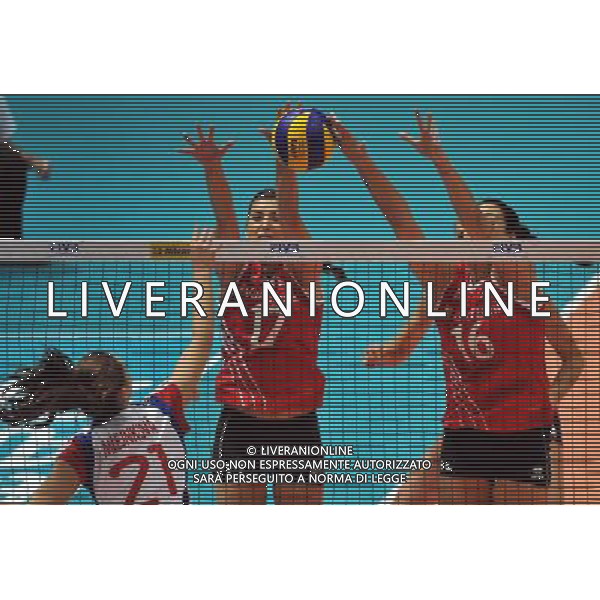 (130810) -- HONG KONG, Aug. 10, 2013 () -- Turkey\'s Neslihan Darnel (C) and Busra Cansu block during a match against the Czech Republic at FIVB Volleyball World Grand Prix HK 2013 in Hong Kong, south China, Aug. 10, 2013. Turkey won the match 3-0. (/Lo Ping Fai) ©photoshot/AGENZIA ALDO LIVERANI SAS - ITALY ONLY - Pallavolo FIVB World Grand Prix Volley 2013 a Hong Kong, Cina agosto 2013