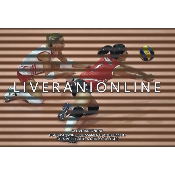 (130810) -- HONG KONG, Aug. 10, 2013 () -- Turkey\'s Guldeniz Onal Pasaoglu (R) saves the ball during a match against the Czech Republic at FIVB Volleyball World Grand Prix HK 2013 in Hong Kong, south China, Aug. 10, 2013. Turkey won the match 3-0. (/Lo Ping Fai) ©photoshot/AGENZIA ALDO LIVERANI SAS - ITALY ONLY - Pallavolo FIVB World Grand Prix Volley 2013 a Hong Kong, Cina agosto 2013