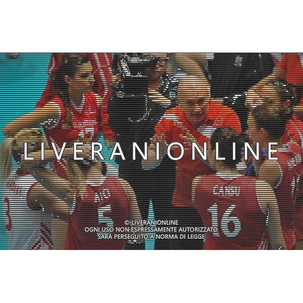(130810) -- HONG KONG, Aug. 10, 2013 () -- Turkey\'s head coach Massimo Barbolini (C) talks to his players during a match against the Czech Republic at FIVB Volleyball World Grand Prix HK 2013 in Hong Kong, south China, Aug. 10, 2013. Turkey won the match 3-0. (/Lo Ping Fai) ©photoshot/AGENZIA ALDO LIVERANI SAS - ITALY ONLY - Pallavolo FIVB World Grand Prix Volley 2013 a Hong Kong, Cina agosto 2013