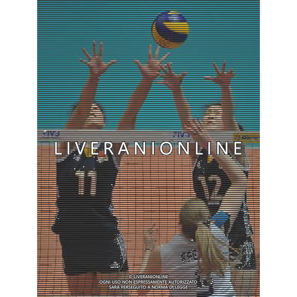 (130810) -- HONG KONG, Aug. 10, 2013 () -- Xu Yunli (L) and Hui Ruoqi of China blocks during a match against Argentina at FIVB Volleyball World Grand Prix HK 2013 in Hong Kong, south China, Aug. 10, 2013. China won the match 3-0. (/Lo Ping Fai)(xzj) ©photoshot/AGENZIA ALDO LIVERANI SAS - ITALY ONLY - Pallavolo FIVB World Grand Prix Volley 2013 a Hong Kong, Cina agosto 2013